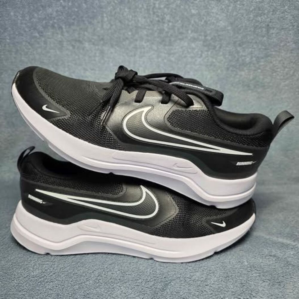 Nike Cosmic Runner Road Running Shoes Black White Size Boys 7y or Womens 8.5